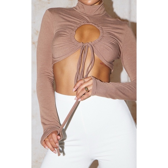 Pretty Little Thing Chocolate Jersey Ruched Keyhole Tie Long Sleeve Crop Top - Picture 4 of 6